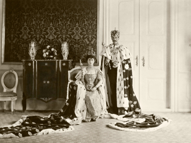 Kong Haakon og Dronning Maud med kroningsregaliene, 1906. Foto: Peder O. Aune, De kongelige samlinger.